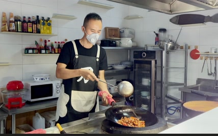 刀哥来朋友家串门，用专业炉灶做了一荤一素一个汤，大家都说好吃